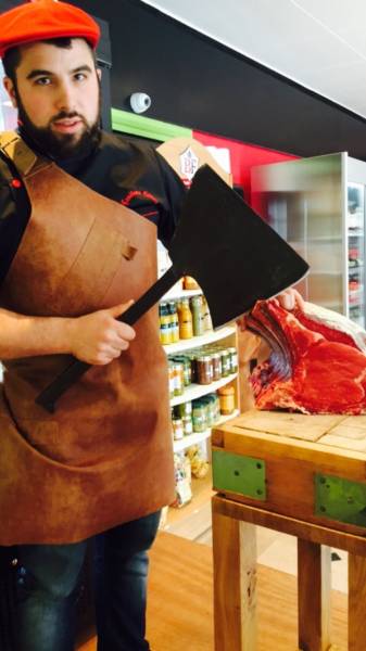 Chef boucher avec viande maturé à Chatuzange le Goubet 