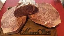 Le restaurant Maison Ollier, situé au cœur du Domaine à Chatuzange-le-Goubet (3080 route Louis Pasteur), est une adresse authentique et gourmande dédiée aux amateurs de viande de prestige. Reprise et entièrement rénovée par la famille Ollier, cette auberg